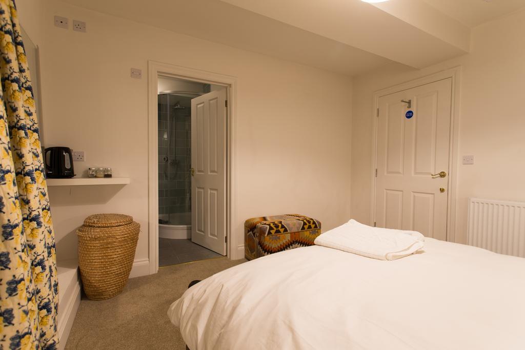 Bed and Breakfast The Holford Arms Тетбери Экстерьер фото