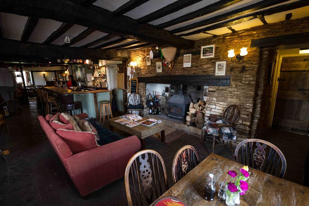 Bed and Breakfast The Holford Arms Тетбери Экстерьер фото