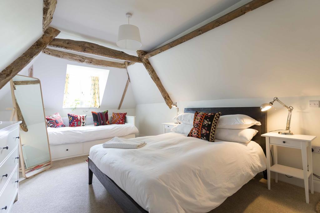 Bed and Breakfast The Holford Arms Тетбери Экстерьер фото