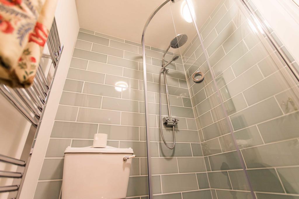 Bed and Breakfast The Holford Arms Тетбери Экстерьер фото