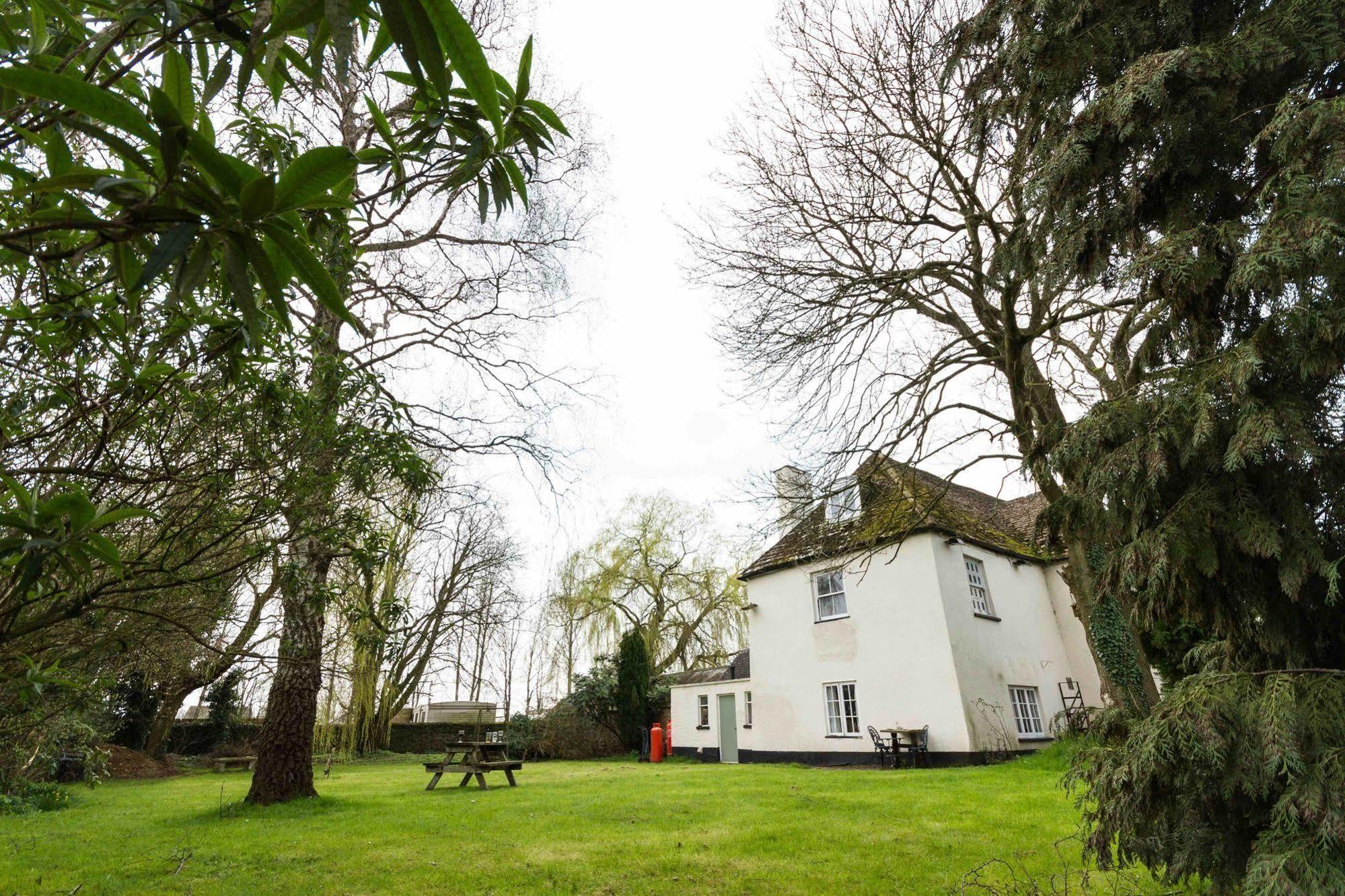 Bed and Breakfast The Holford Arms Тетбери Экстерьер фото