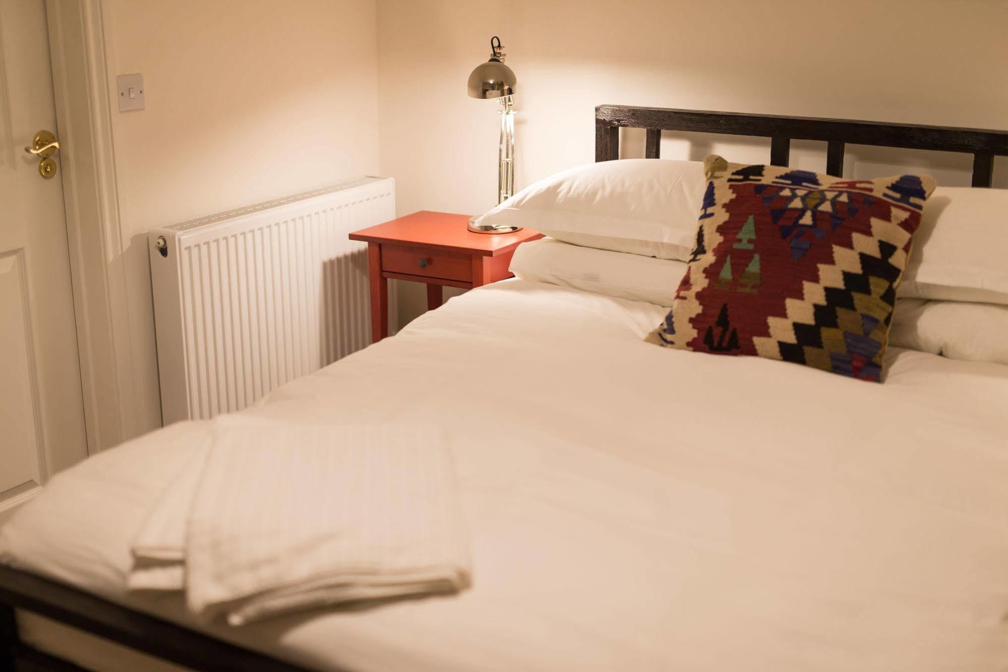 Bed and Breakfast The Holford Arms Тетбери Экстерьер фото