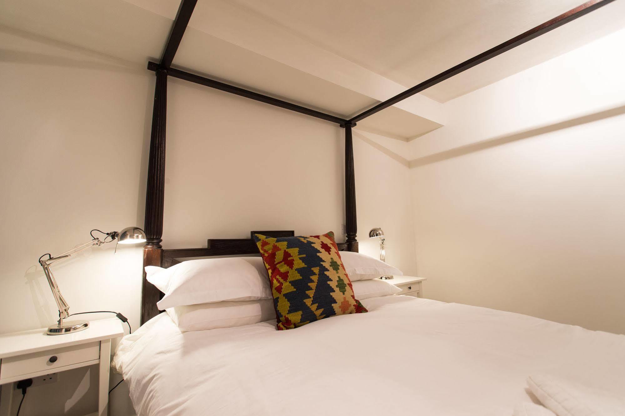 Bed and Breakfast The Holford Arms Тетбери Экстерьер фото