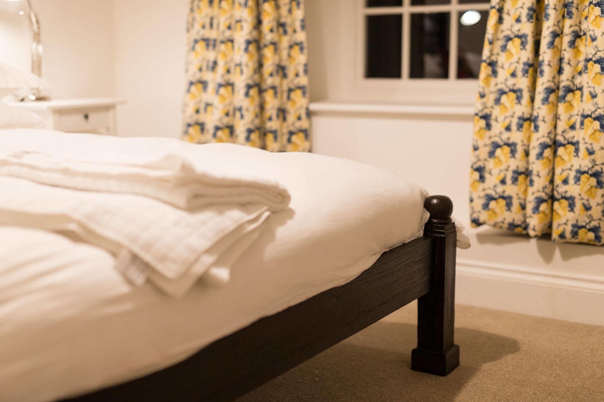 Bed and Breakfast The Holford Arms Тетбери Экстерьер фото