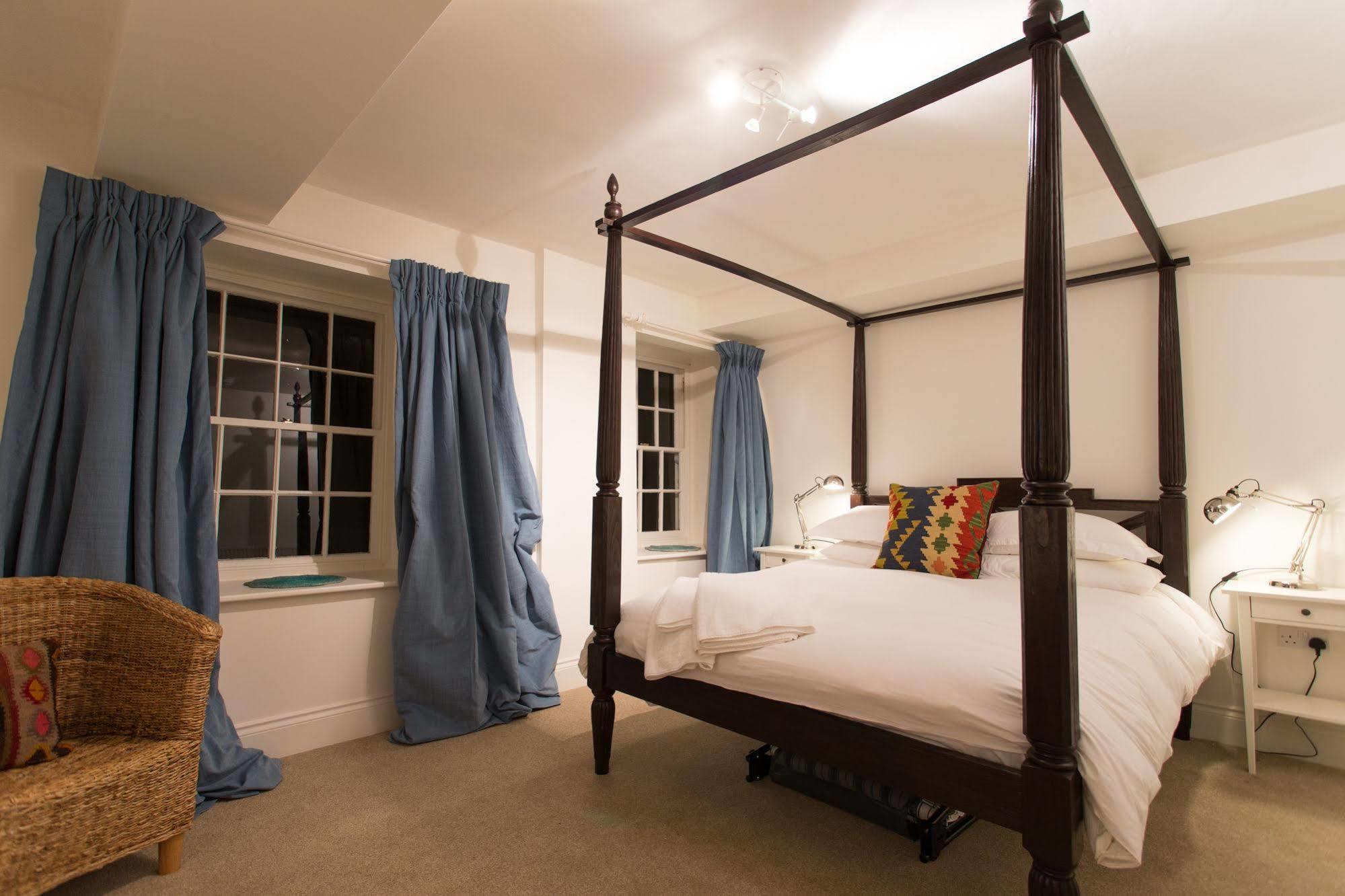 Bed and Breakfast The Holford Arms Тетбери Экстерьер фото