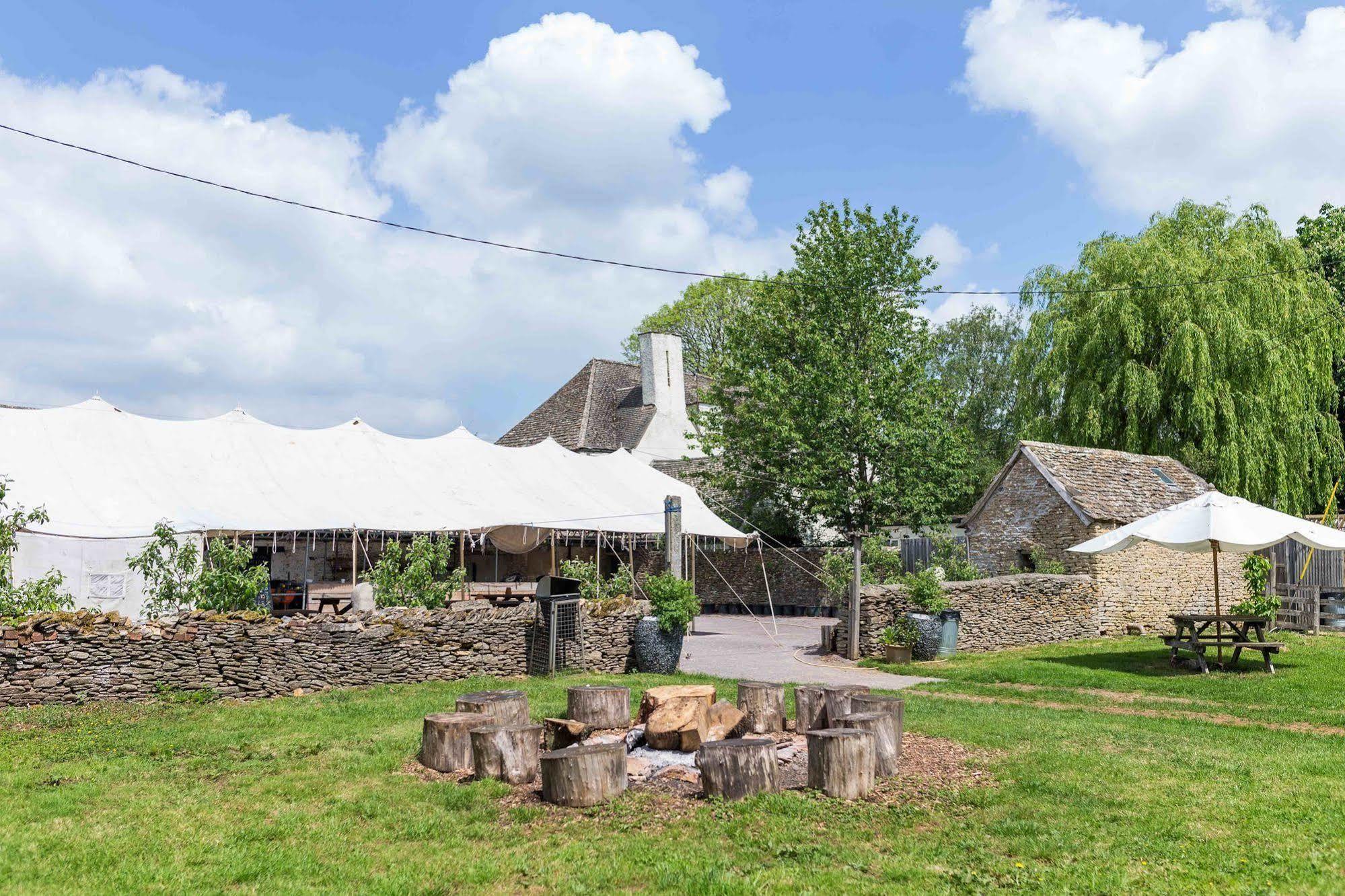 Bed and Breakfast The Holford Arms Тетбери Экстерьер фото