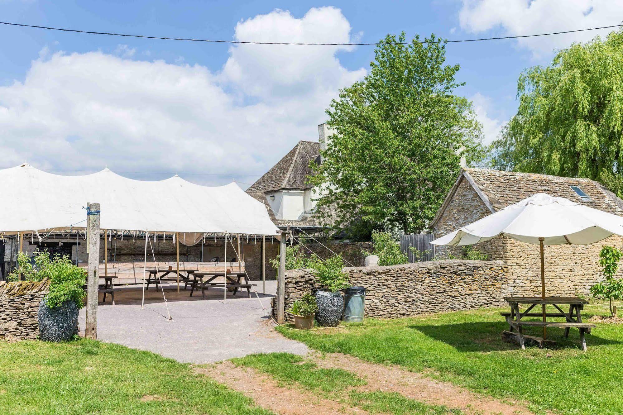 Bed and Breakfast The Holford Arms Тетбери Экстерьер фото